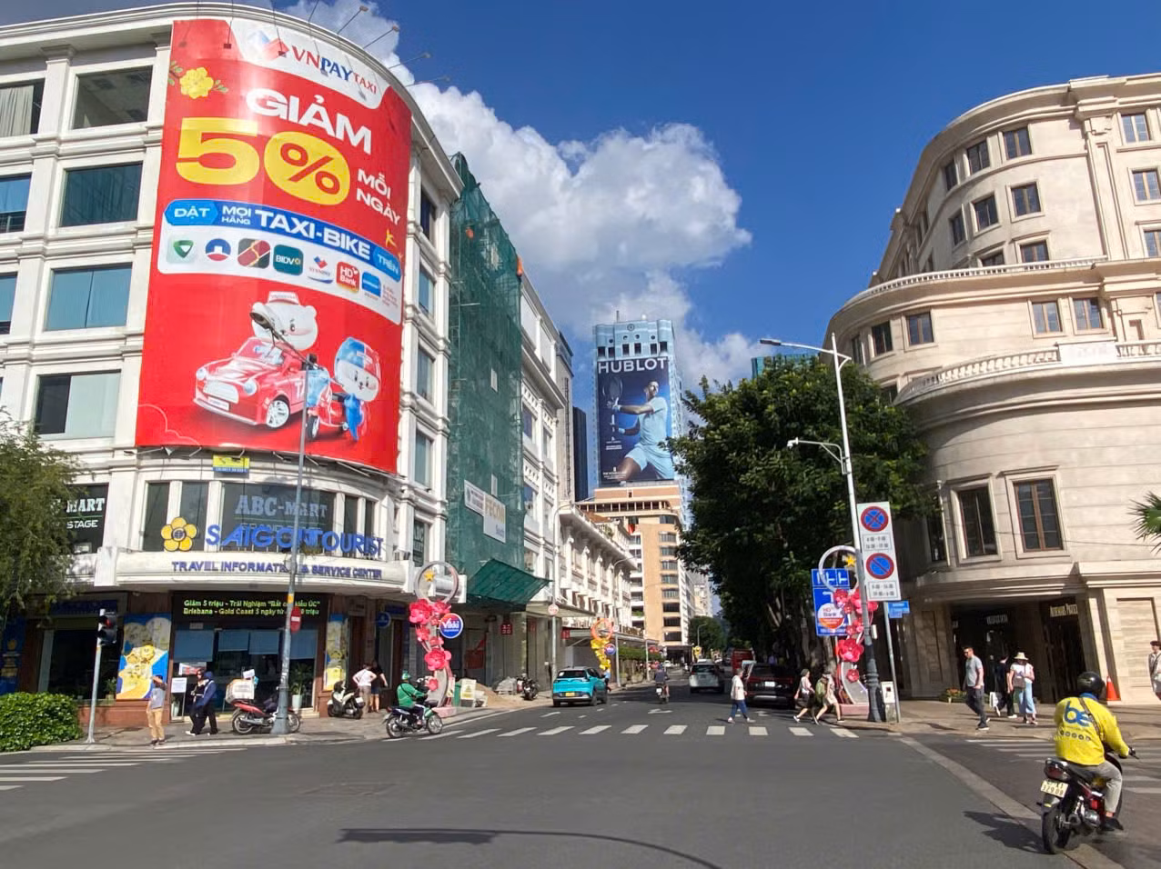 Tại các đô thị lớn trong khu vực như Singapore hay Bangkok (Thái Lan), hầu hết các nhà ga metro lớn đều kết nối trực tiếp đến các trung tâm thương mại, khu phức hợp lớn. Union Square chính thức trở thành toà nhà đầu tiên tại Việt Nam kết nối thẳng tầng hầm đến nhà ga ngầm đường sắt đô thị.