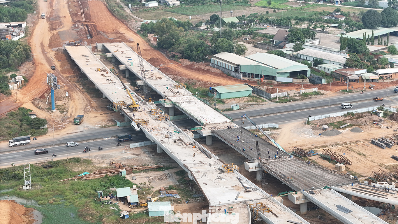 Tuyến đường T2 có chiều dài 3,5km nối cao tốc TPHCM - Long Thành - Dầu Giây (thành phần của cao tốc Bắc - Nam) và chạy song song với cao tốc Biên Hòa - Vũng Tàu.