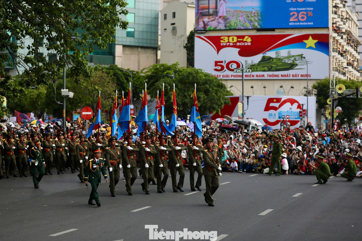 Nhiều người dân đã xếp hàng từ chiều hôm qua để chờ xem các chiến sĩ diễu binh.