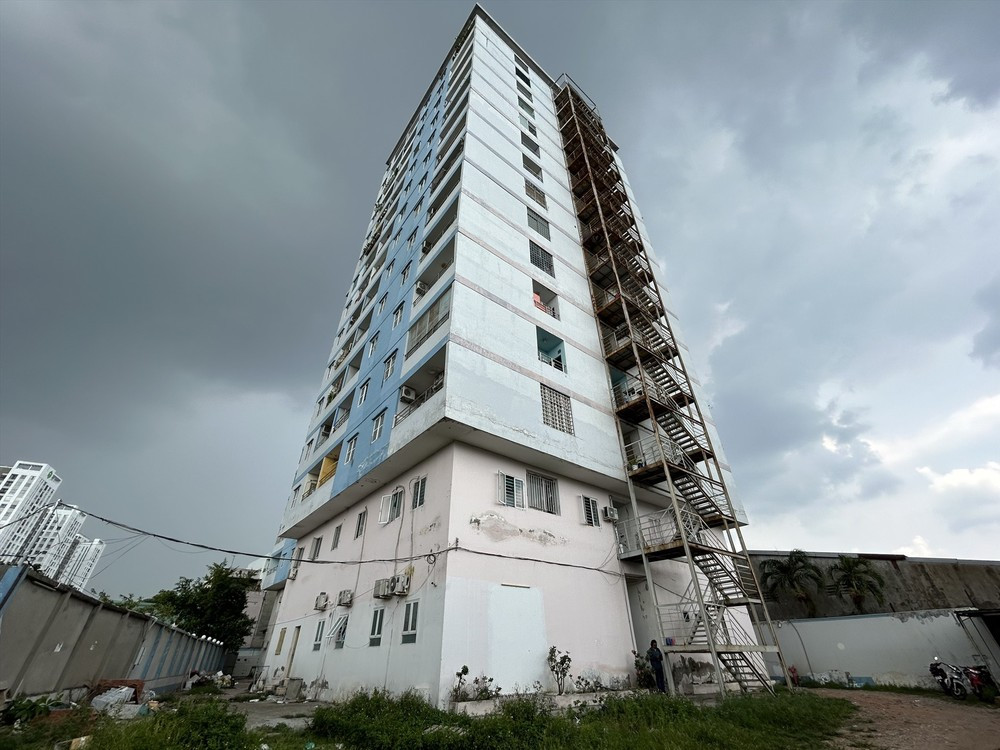 Chung cư Nguyễn Quyền ở quận Bình Tân, TPHCM do Công ty TNHH Nguyễn Quyền làm chủ đầu tư đưa vào sử dụng hơn chục năm nay nhưng chưa được nghiệm thu phòng cháy chữa cháy. Chung cư Nguyễn Quyền ở quận Bình Tân, TPHCM do Công ty TNHH Nguyễn Quyền làm chủ đầu tư đưa vào sử dụng hơn chục năm nay nhưng chưa được nghiệm thu phòng cháy chữa cháy.