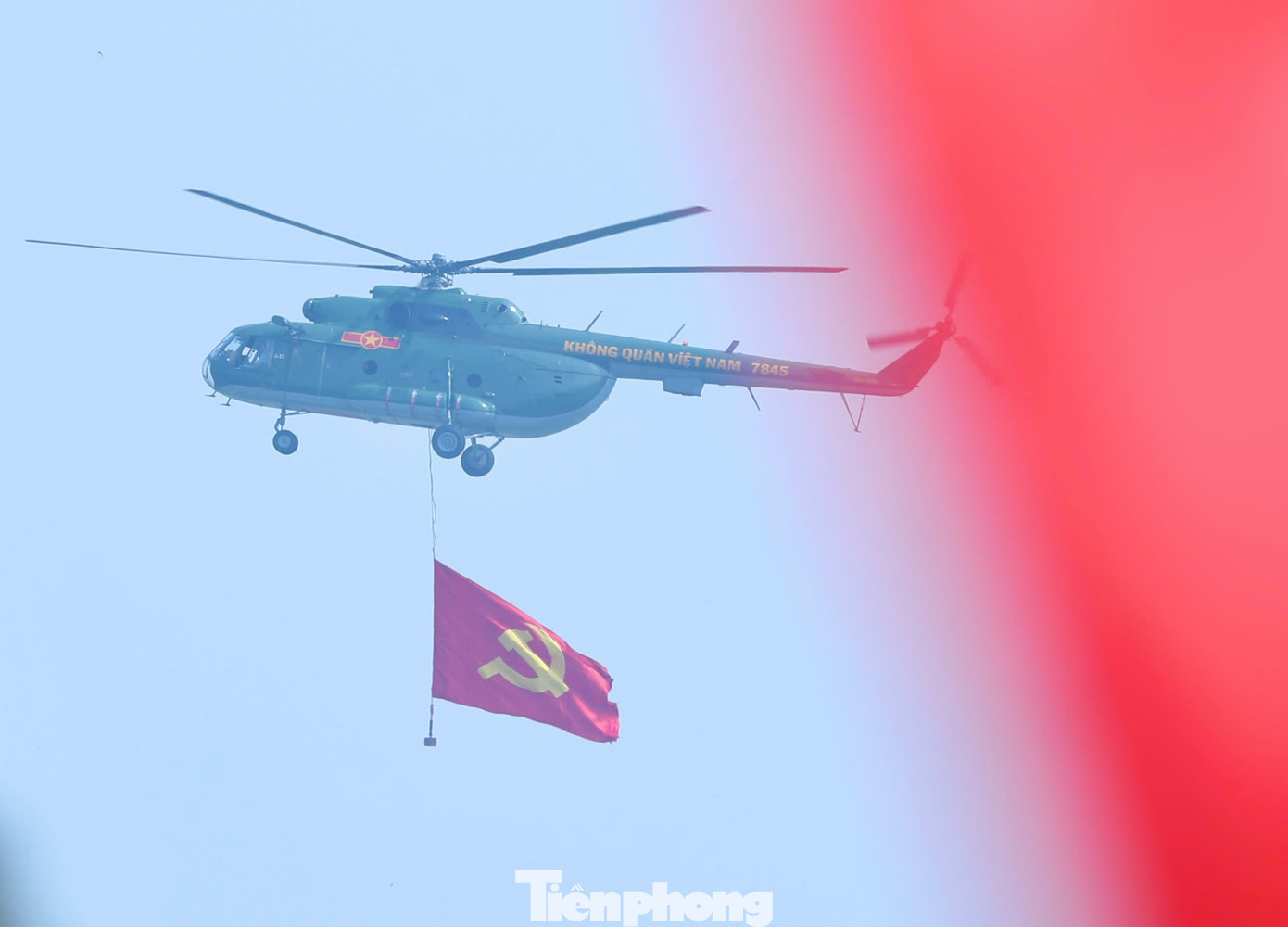 Biên đội trực thăng mang theo cờ Đảng bay ngang qua lễ đài.