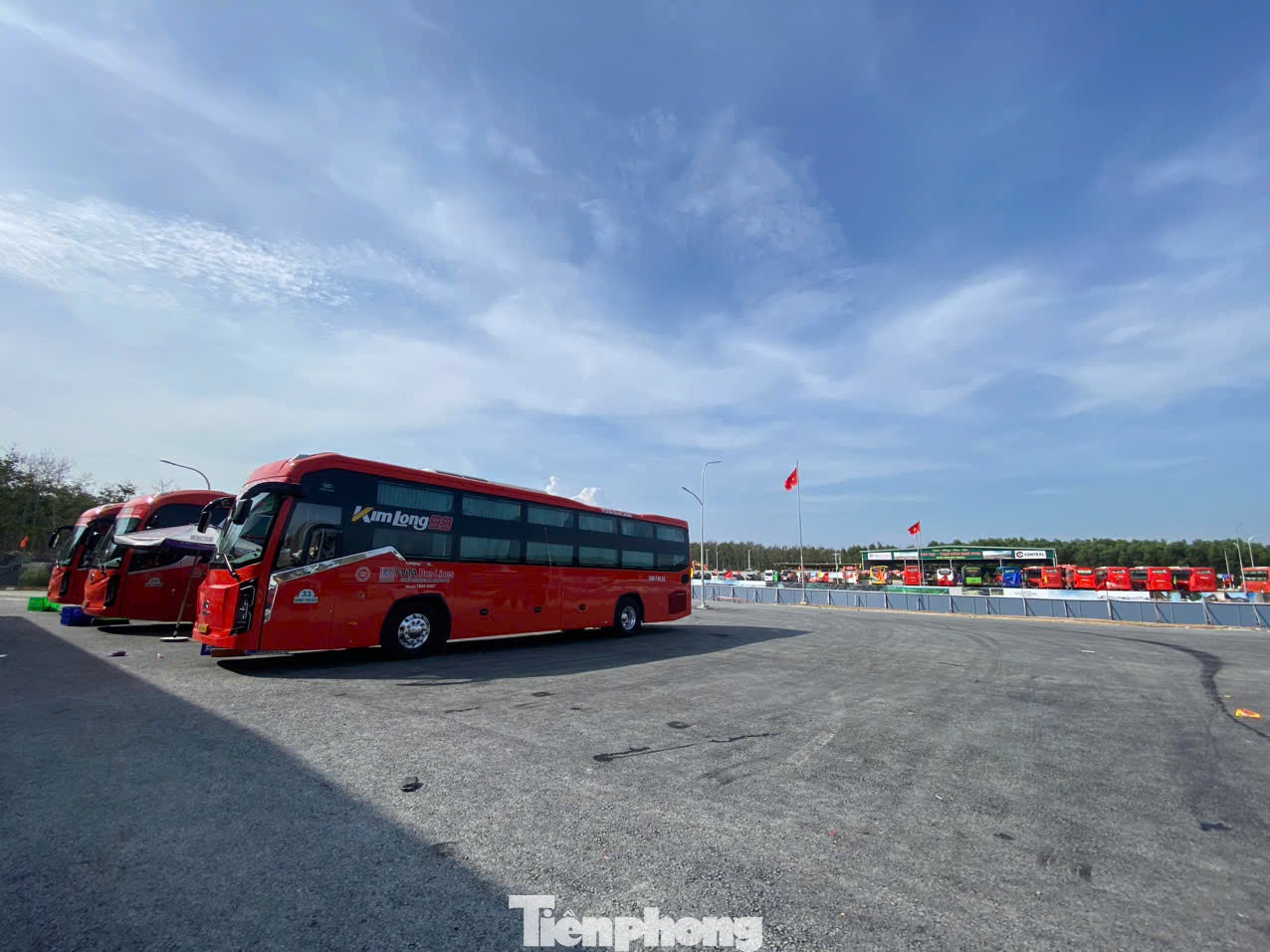 Sân đỗ xe trong trạm dừng nghỉ đã được thảm nhựa.