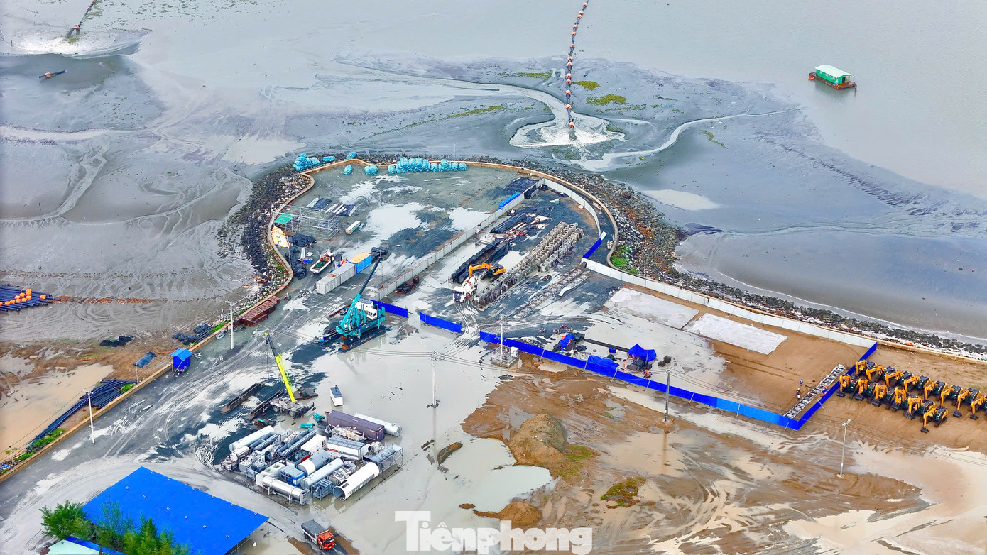 Phân khu C khoảng 318 ha là khu trung tâm tài chính, kinh tế, thương mại dịch vụ, văn phòng và bến cảng, khu đô thị hiện đại gồm các khu nhà ở (nhà ở liên kế, biệt thự, nhà ở cao tầng) hiện đại, văn minh.