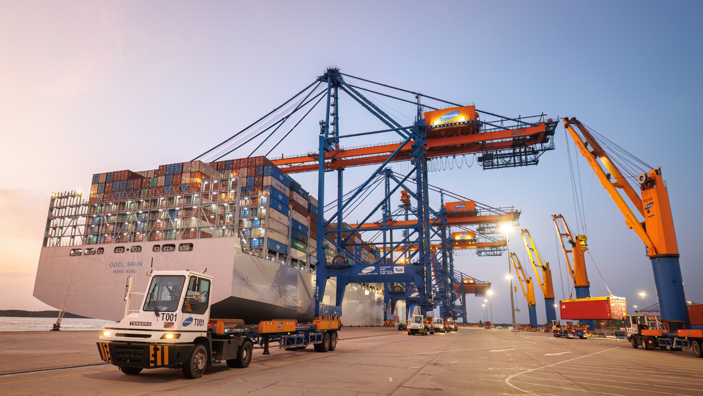 3 lãnh đạo Công ty CP Gemadept đồng loạt đăng ký mua vào tổng cộng 2,5 triệu cổ phiếu GMD. 3 lãnh đạo Công ty CP Gemadept đồng loạt đăng ký mua vào tổng cộng 2,5 triệu cổ phiếu GMD.