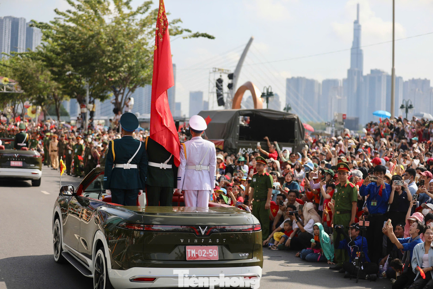 Xe chở Quân kỳ quyết chiến, quyết thắng trên đường ra công viên Bến Bạch Đằng.