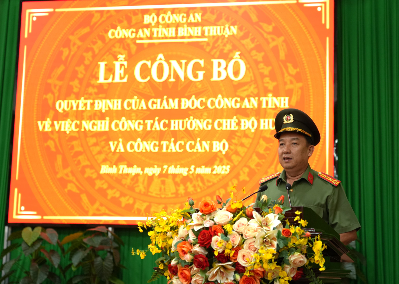 Đại tá Trần Văn Mười, Phó giám đốc Công an tỉnh Bình Thuận phát biểu tại buổi lễ. Đại tá Trần Văn Mười, Phó giám đốc Công an tỉnh Bình Thuận phát biểu tại buổi lễ.