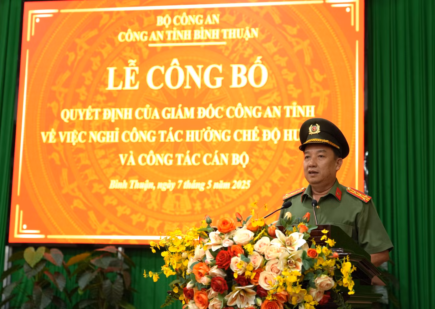 Đại tá Trần Văn Mười, Phó giám đốc Công an tỉnh Bình Thuận phát biểu tại buổi lễ.