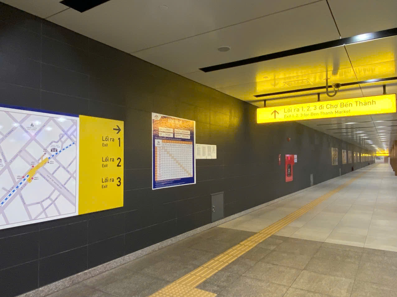 Từ Lối số 4 ga Nhà hát TPHCM của tuyến metro số 1, hành khách có rất nhiều lựa chọn để di chuyển đến các nơi cần tham quan tiếp theo. Trong ảnh là bảng hướng dẫn ra chợ Bến Thành.