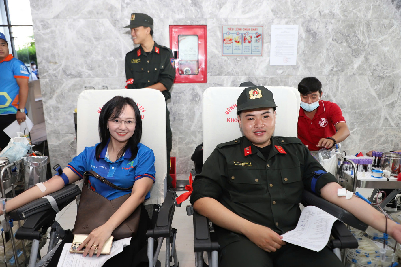 Các chiến sĩ thuộc Trung đoàn Cảnh sát cơ động Đông Nam đến sẻ chia giọt máu cùng chương trình Chủ Nhật Đỏ. Các chiến sĩ thuộc Trung đoàn Cảnh sát cơ động Đông Nam đến sẻ chia giọt máu cùng chương trình Chủ Nhật Đỏ.