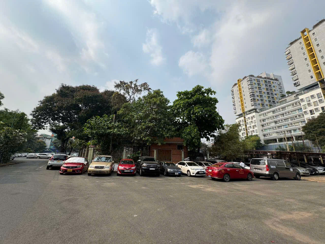 Khu đất ở địa chỉ 238 đường 3/2 (phường 12, quận 10, TPHCM) được tận dụng làm bãi đậu xe.