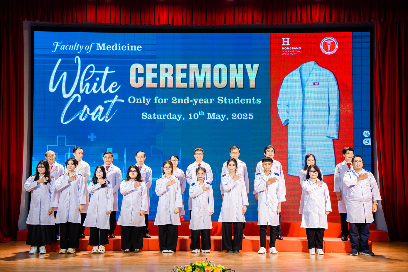 Tập thể sinh viên Y khoa trang nghiêm tuyên thệ lời thề Hippocrates, khẳng định cam kết sống và hành nghề với trọn vẹn y đức.