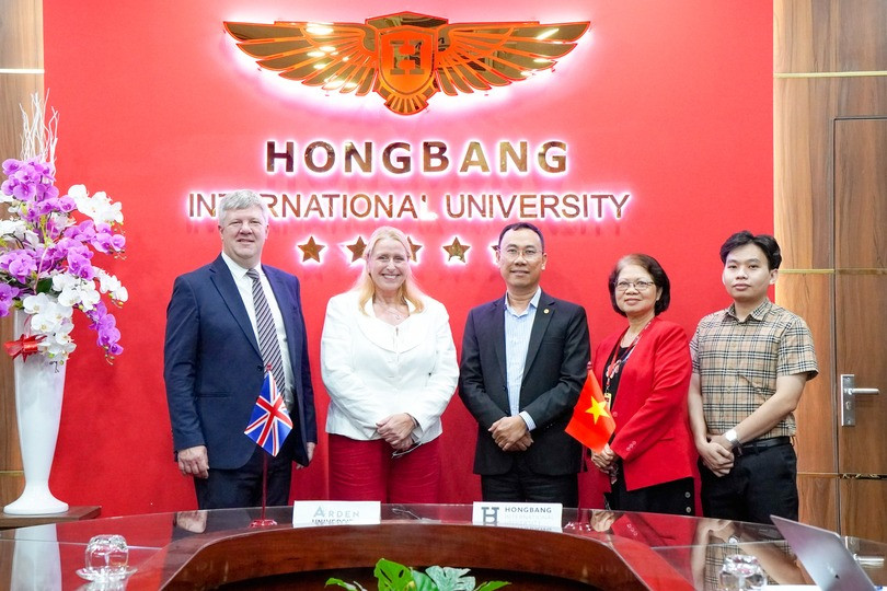 ThS Nguyễn Ngọc Tuấn - Phó Hiệu trưởng HIU ký kết hợp tác với trường Đại học Arden (Anh). ThS Nguyễn Ngọc Tuấn - Phó Hiệu trưởng HIU ký kết hợp tác với trường Đại học Arden (Anh).