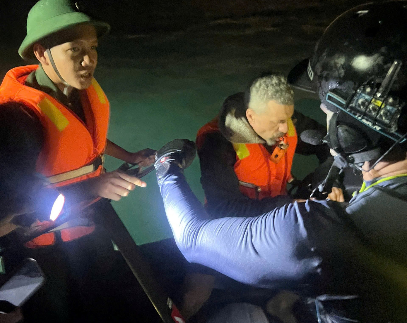 Đồn Biên phòng Mũi Né huy động tàu cá BTh 80060 TS cơ động ra vị trí ông Aleksandra đang trôi dạt để tìm kiếm, hỗ trợ cứu nạn.