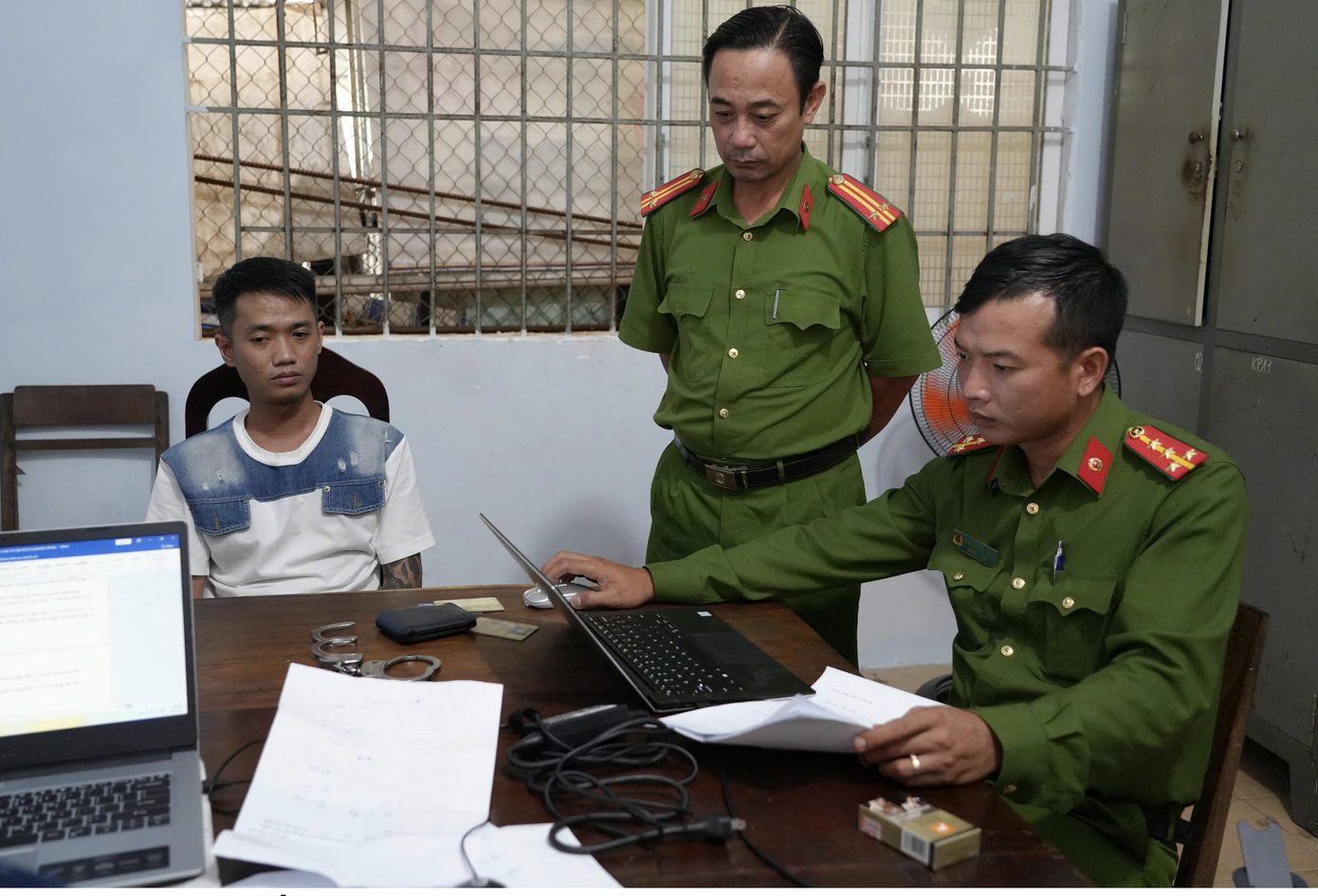 Đối tượng Kiệt tại Công an phường Phú Thuỷ.