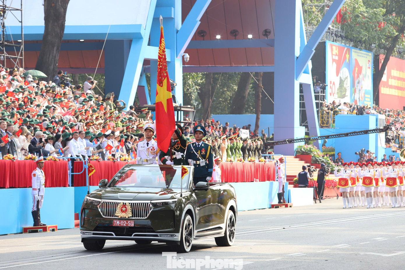 Trên Quân kỳ quyết chiến, quyết thắng tung bay, lấp lánh những tấm Huân chương cao quý mà Đảng, Nhà nước trao tặng, xứng đáng với truyền thống: “Quân đội ta trung với Đảng, hiếu với dân, sẵn sàng chiến đấu hy sinh, vì độc lập, tự do của Tổ quốc, vì chủ nghĩa xã hội, nhiệm vụ nào cũng hoàn thành, khó khăn nào cũng vượt qua, kẻ thù nào cũng đánh thắng”.