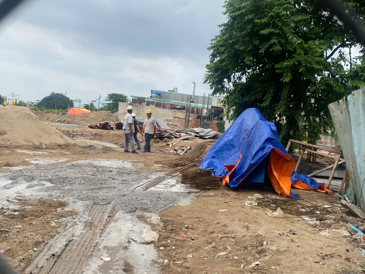 Các ngôi trường xây dựng ở khu vực nghĩa trang Bình Hưng Hòa để bổ sung quỹ phòng học, kéo giảm sĩ số và tăng tỷ lệ học sinh học 2 buổi/ngày.