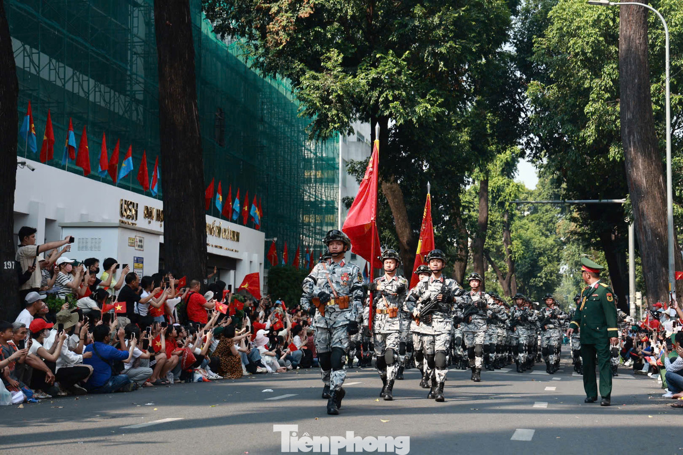 Khối Chiến sĩ đặc nhiệm dù Quân đội nhân dân Việt Nam di chuyển trên đường Nguyễn Đình Chiểu, quận 3.