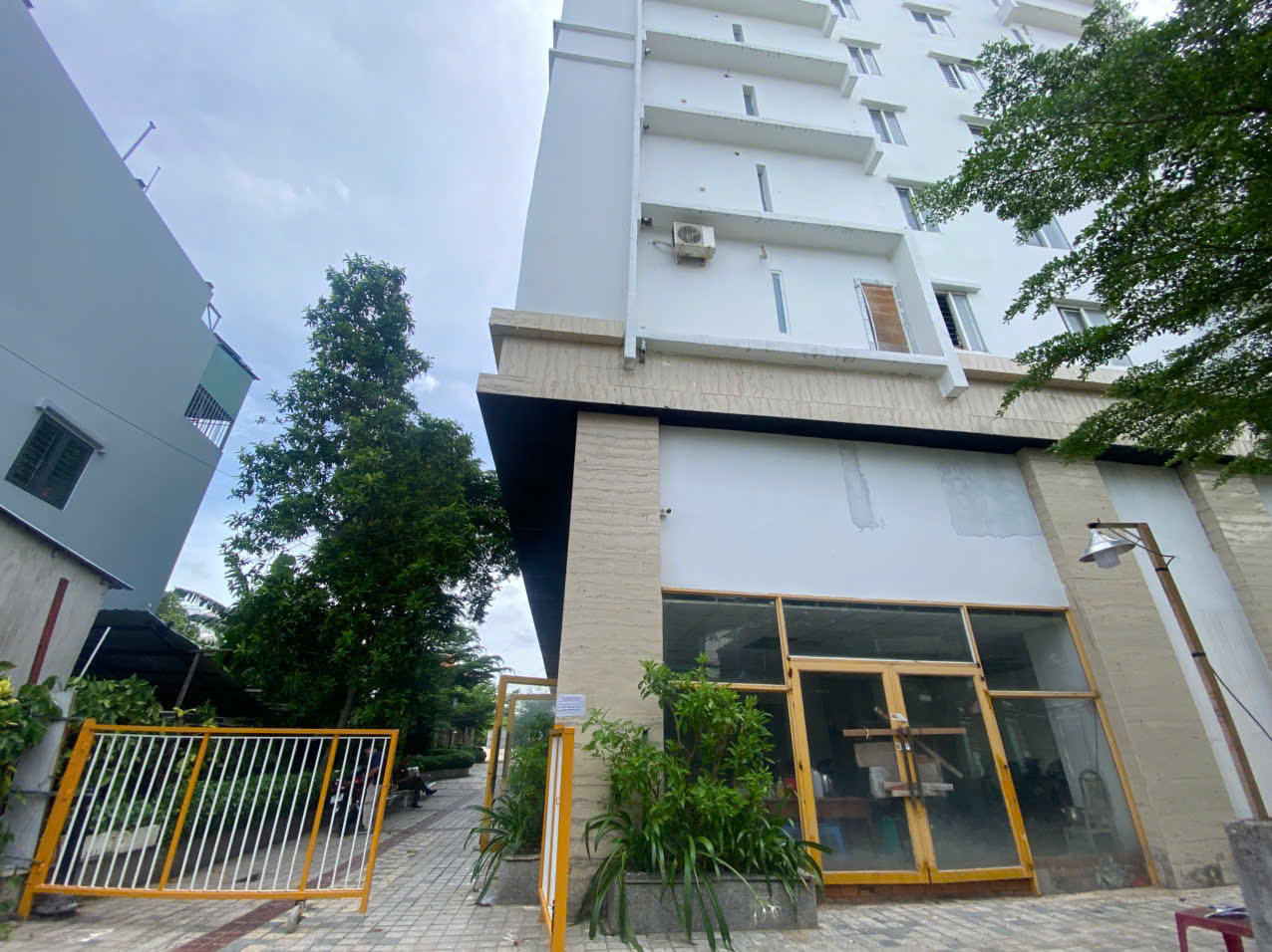 Năm 2018, UBND TPHCM đã ban hành quyết định xử phạt hành chính đối với chủ đầu tư trong hoạt động đầu tư xây dựng, kinh doanh bất động sản, phát triển nhà ở, quản lý sử dụng nhà và công sở với 19 lỗi vi phạm. Tổng số tiền xử phạt là hơn 1,6 tỷ đồng.