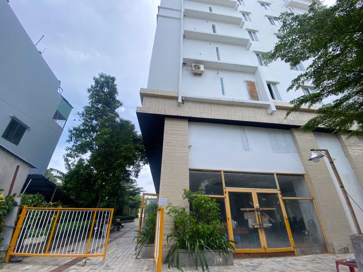 Năm 2018, UBND TPHCM đã ban hành quyết định xử phạt hành chính đối với chủ đầu tư trong hoạt động đầu tư xây dựng, kinh doanh bất động sản, phát triển nhà ở, quản lý sử dụng nhà và công sở với 19 lỗi vi phạm. Tổng số tiền xử phạt là hơn 1,6 tỷ đồng.