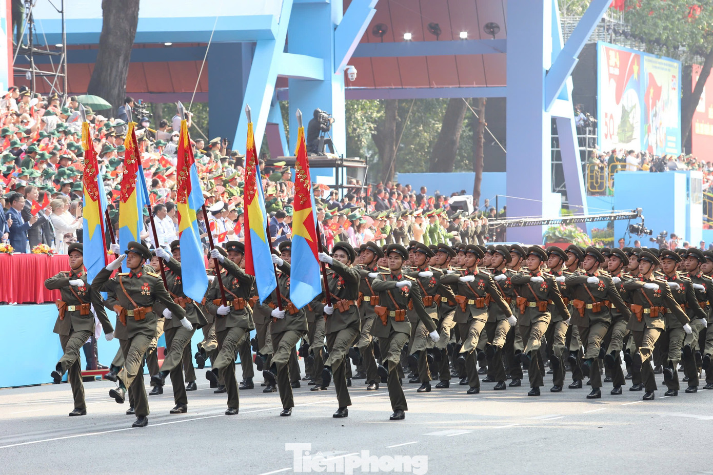 Khối sĩ quan Năm cánh quân tiến vào lễ đài. Cách đây 50 năm, 5 cánh quân cùng với các lực lượng vũ trang, lực lượng chính trị quần chúng đồng loạt tiến vào Sài Gòn: Hướng Bắc là Quân đoàn 1, hướng Đông Nam là Quân đoàn 2; hướng Tây Bắc là Quân đoàn 3, hướng Đông là Quân đoàn 4; hướng Tây Nam là Đoàn 232 làm sụp đổ hoàn toàn chính quyền Sài Gòn, góp phần làm nên Đại thắng mùa Xuân năm 1975.