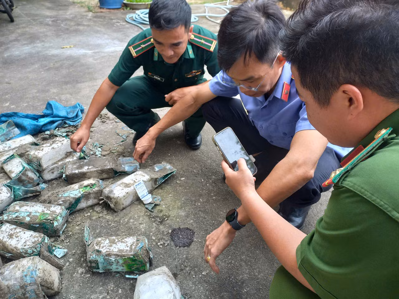Đồn Biên phòng Côn Đảo và các lực lượng chức năng tiến hành test nhanh chất tinh thể màu trắng bằng kit DrugTest và hiển thị kết quả dương tính với chất ma túy.