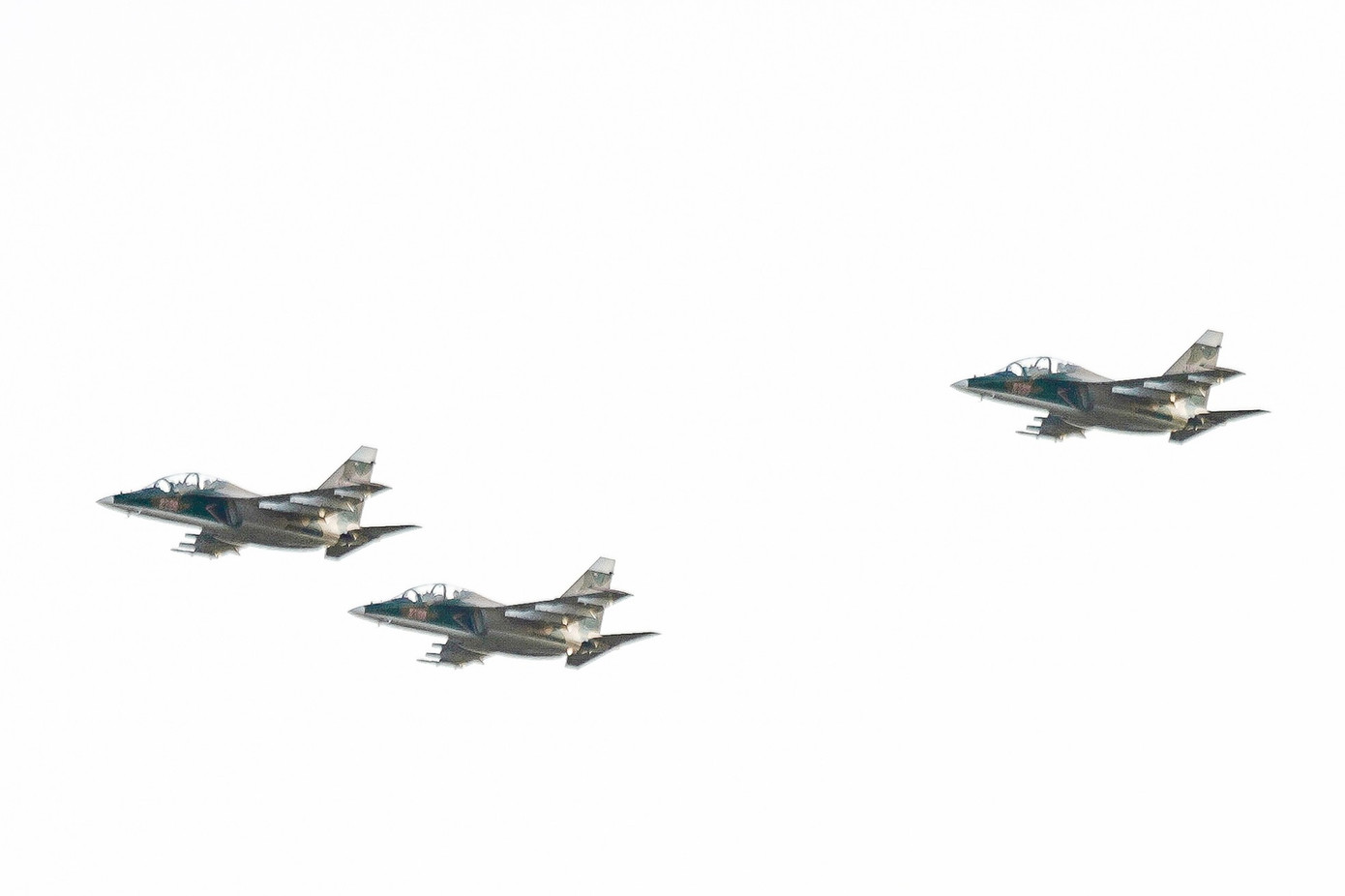 Biên đội Yak-130 giữ vị trí trước khi tập những bài kỹ thuật phức tạp như nhào lộn.