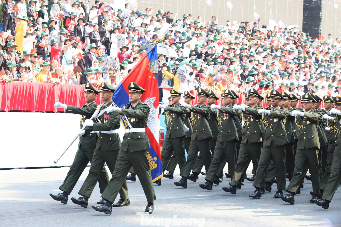 Khối Quân đội Hoàng gia Campuchia. Quân đội Hoàng gia Campuchia được thành lập ngày 9/11/1953 gồm các lực lượng: Lục quân, Hải quân, Không quân, Hiến binh và nhiều lực lượng chuyên ngành.