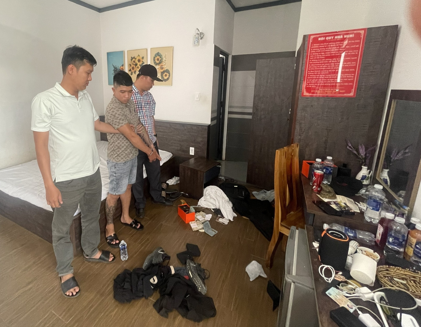 Công an bắt đối tượng Quân tại một nhà nghỉ trên địa bàn thị trấn Đức Tài. Công an bắt đối tượng Quân tại một nhà nghỉ trên địa bàn thị trấn Đức Tài.