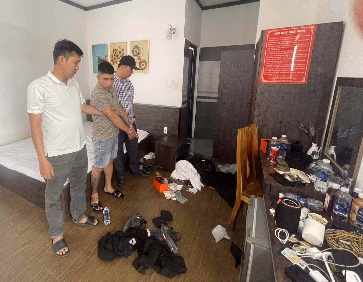 Công an bắt đối tượng Quân tại một nhà nghỉ trên địa bàn thị trấn Đức Tài. Công an bắt đối tượng Quân tại một nhà nghỉ trên địa bàn thị trấn Đức Tài.