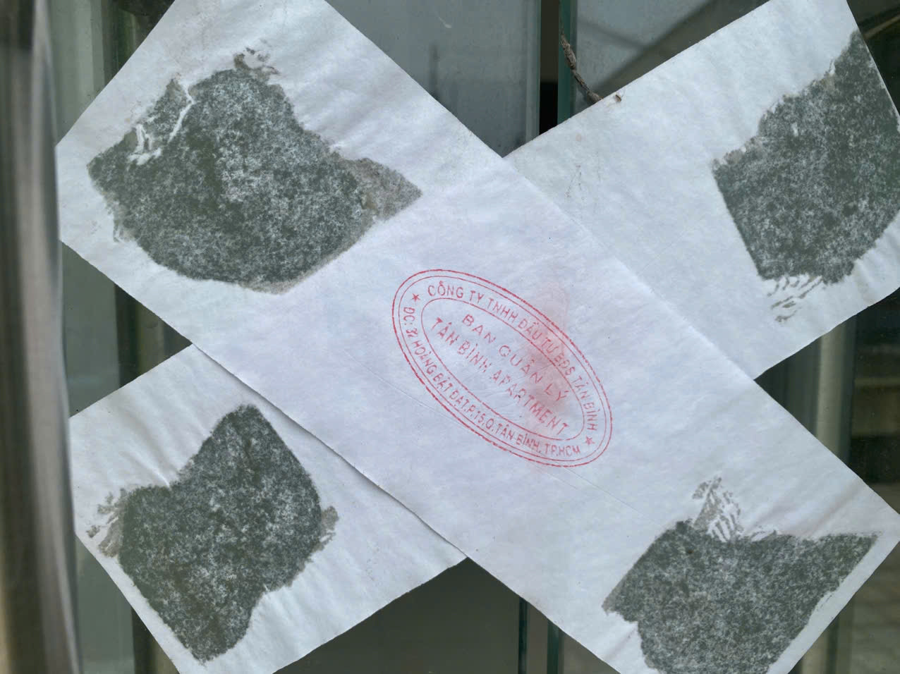 Ban quản lý Tân Bình Apartment dán niêm phong một số cánh cửa ở tầng trệt.