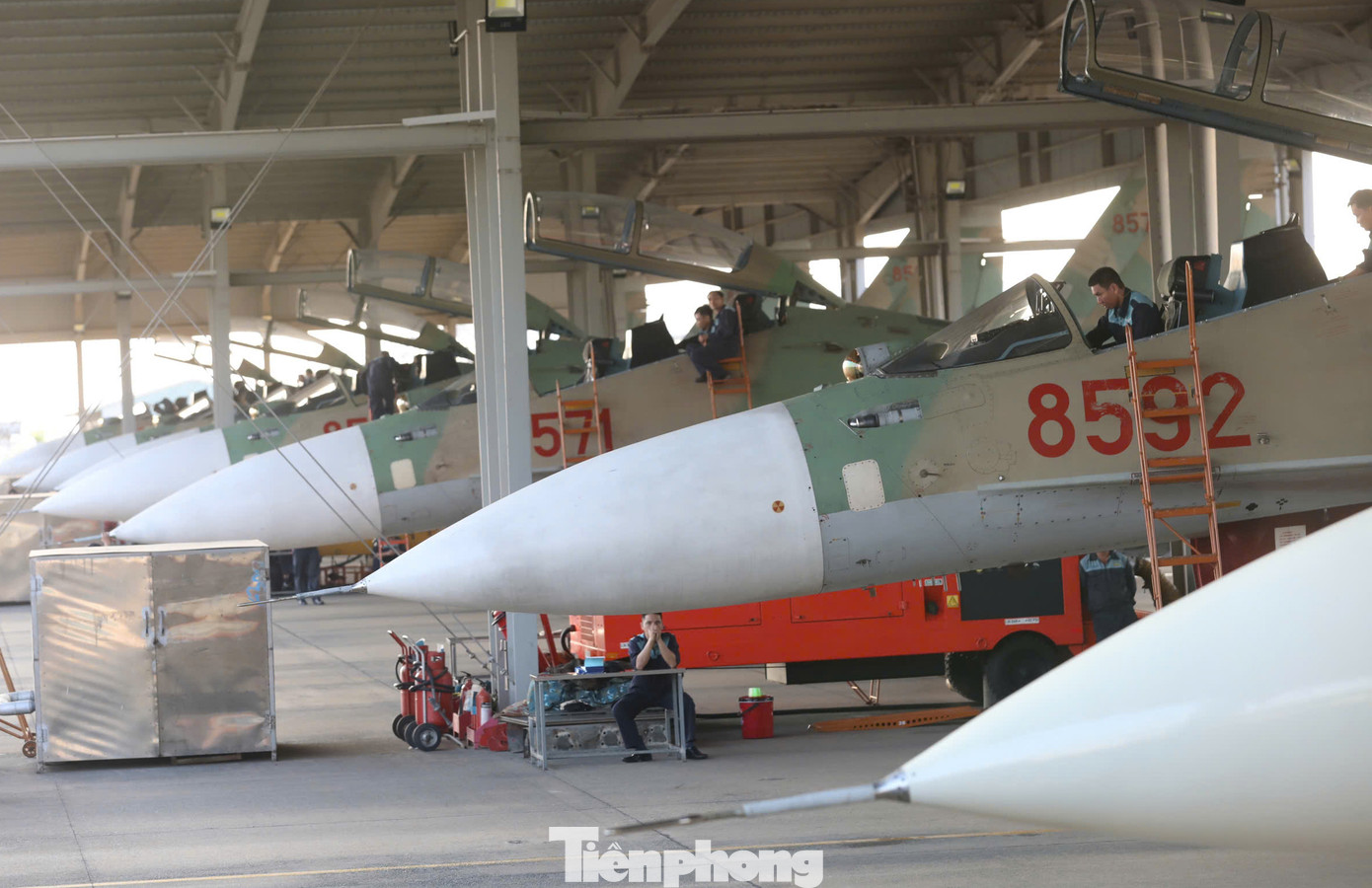 Các nhân viên kỹ thuật phải thực hiện chuẩn chỉnh, tỉ mỉ từng nội dung để đảm bảo cho những chuyến bay an toàn và hoàn thành nhiệm vụ.