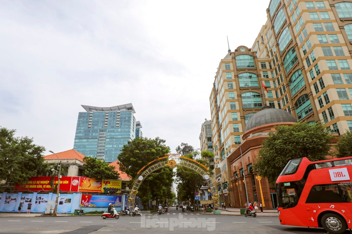 Theo báo cáo Đại lộ bán lẻ thế giới năm 2024 mới phát hành của Cushman & Wakefield, giá thuê mặt bằng bán lẻ tại đường Đồng Khởi đạt 368 USD/feet vuông/năm, tương đương 330 USD/m2/tháng nhưng hiện vẫn có nhiều mặt bằng bỏ không. Ảnh: Duy Anh.