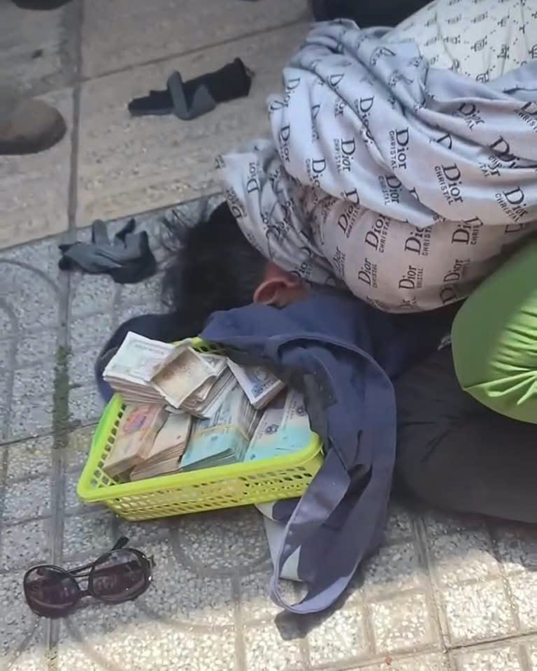 Đối tượng Dương Ngọc Duy bị khống chế cùng tang vật.