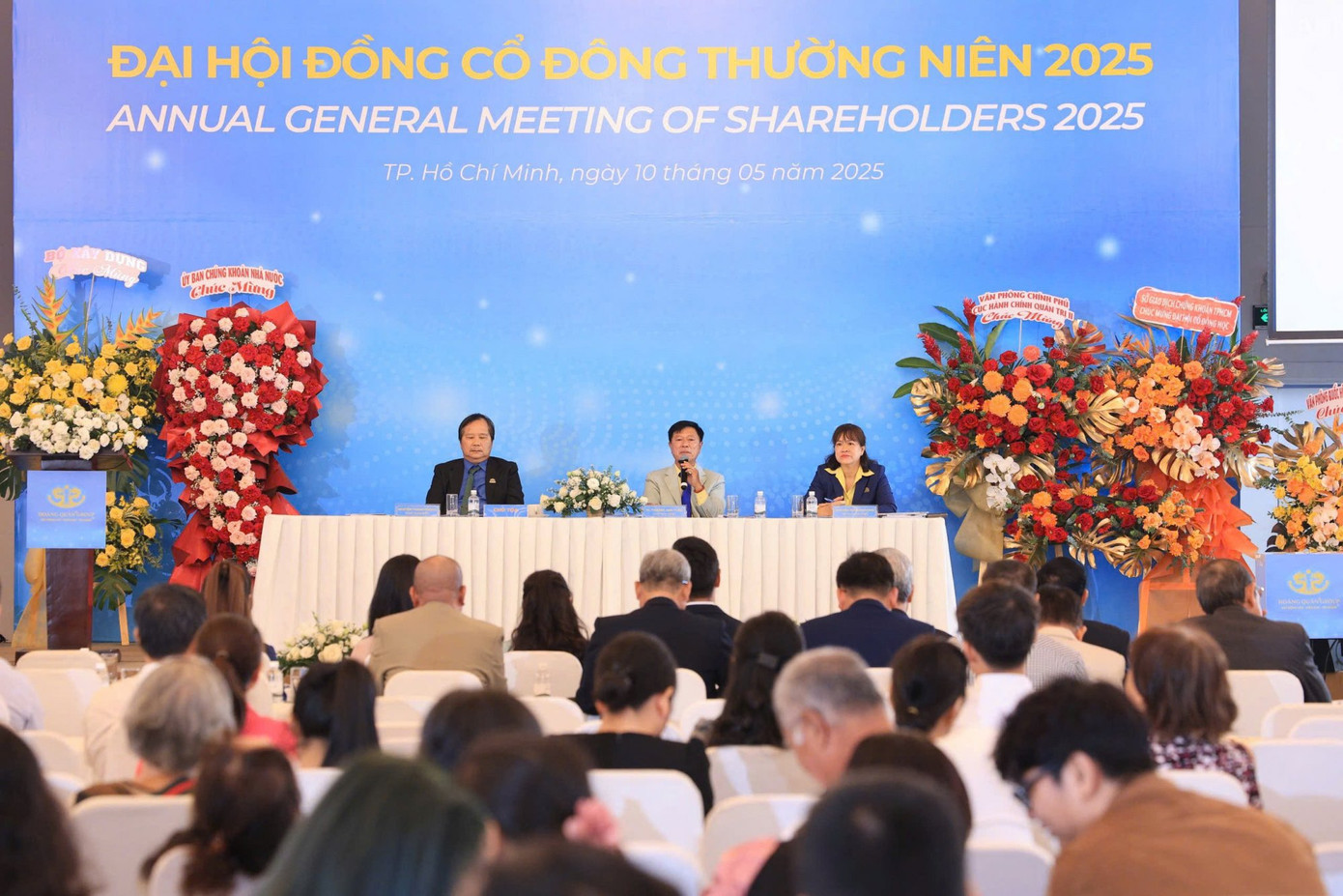 Ông Trương Anh Tuấn trả lời câu hỏi của cổ đông. Ảnh: HQC.