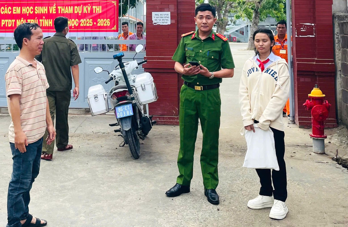 Thượng úy Trịnh Văn Ngọc và em L.K.P. sau khi về đến điểm thi Trường Phổ thông Dân tộc Nội trú huyện Bắc Bình.