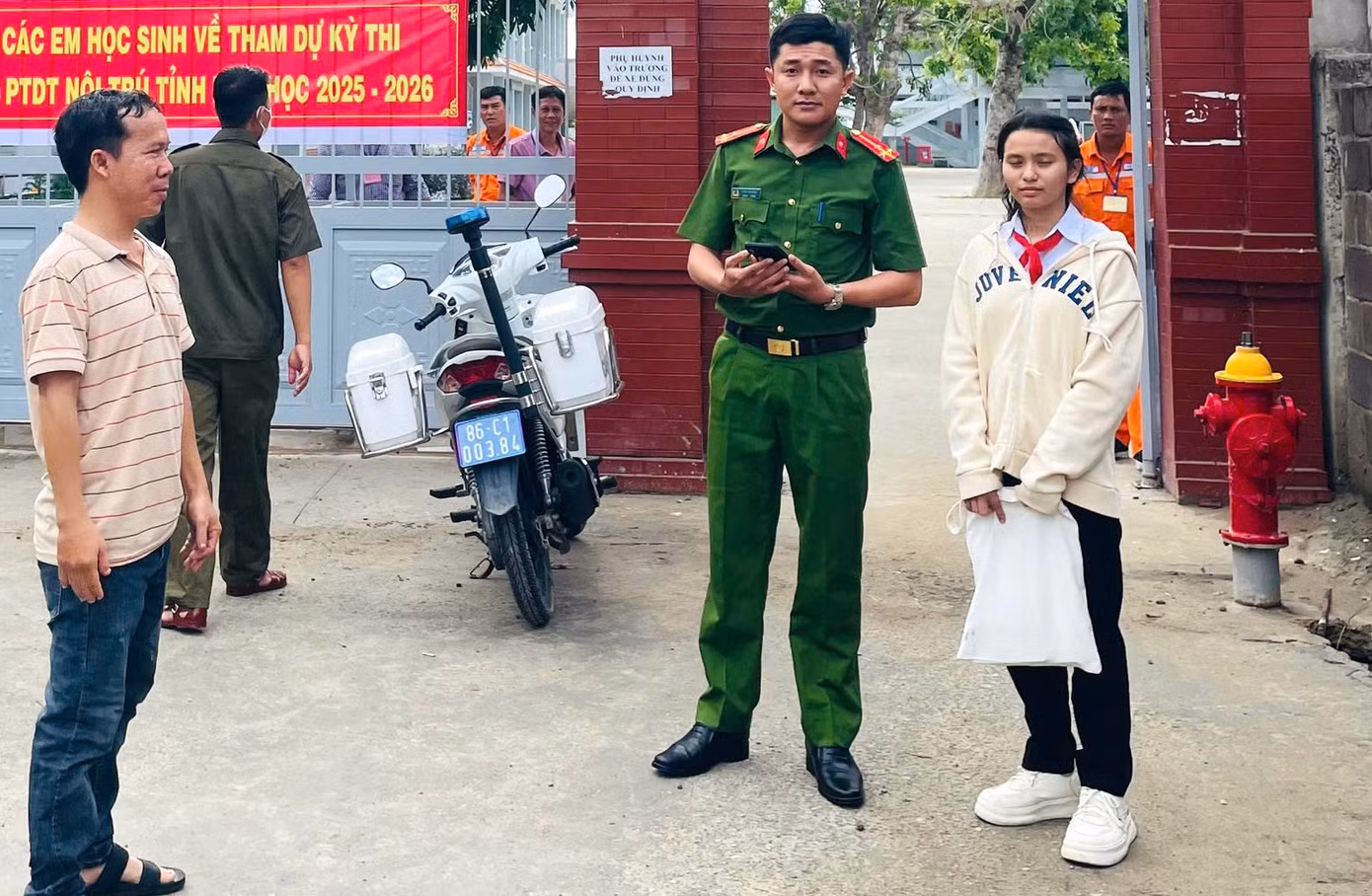 Thượng úy Trịnh Văn Ngọc và em L.K.P. sau khi về đến điểm thi Trường Phổ thông Dân tộc Nội trú huyện Bắc Bình.