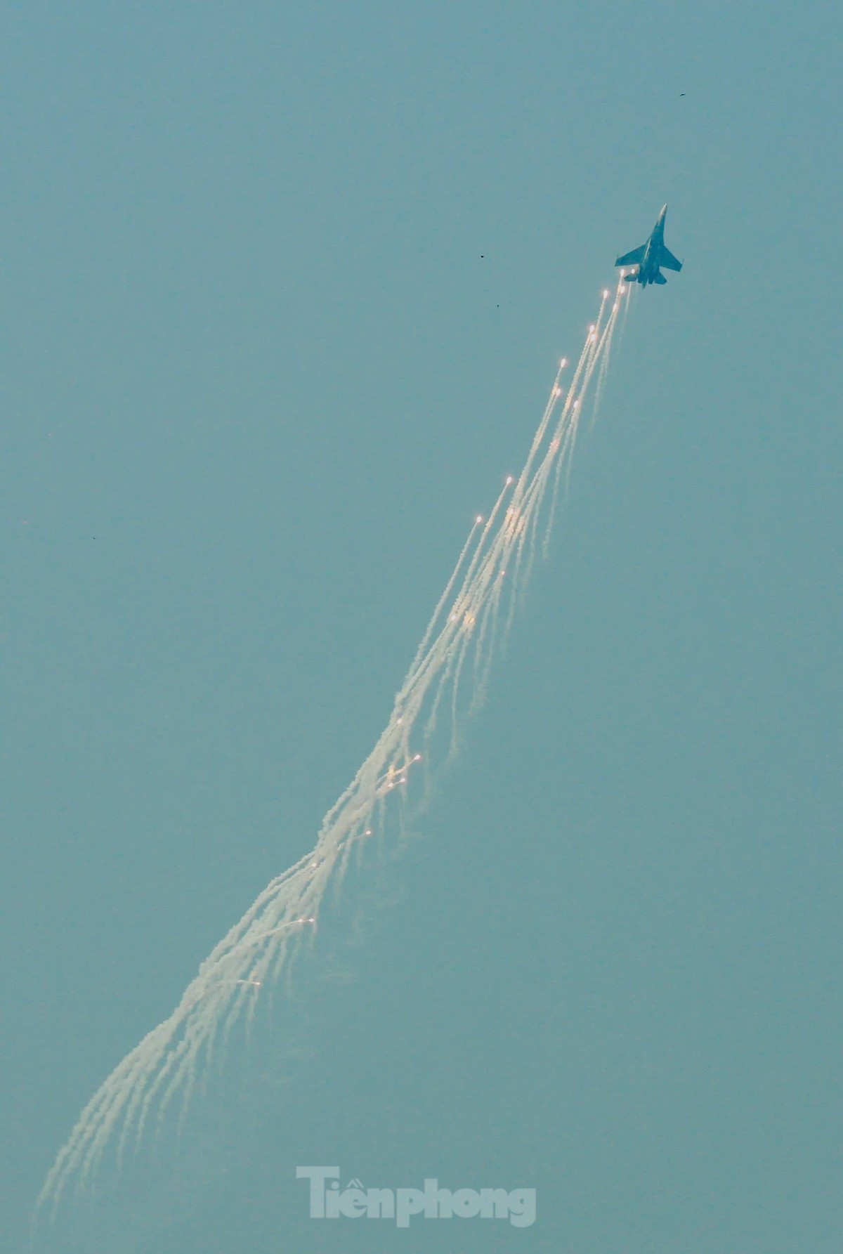 Màn trình diễn được thiết kế với sự tham gia của các chiến đấu cơ tiêm kích SU-30MK2 hiện đại, thực hiện những động tác bay nhào lộn, tạo thành các đội hình bay đặc sắc trên bầu trời TPHCM.