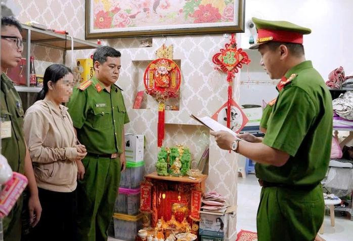 Cơ quan CSĐT Công an tỉnh Bà Rịa - Vũng Tàu tống đạt quyết định khởi tố bị can, thực hiện lệnh bắt tạm giam đối với bà Trần Thị Lệ Thu.