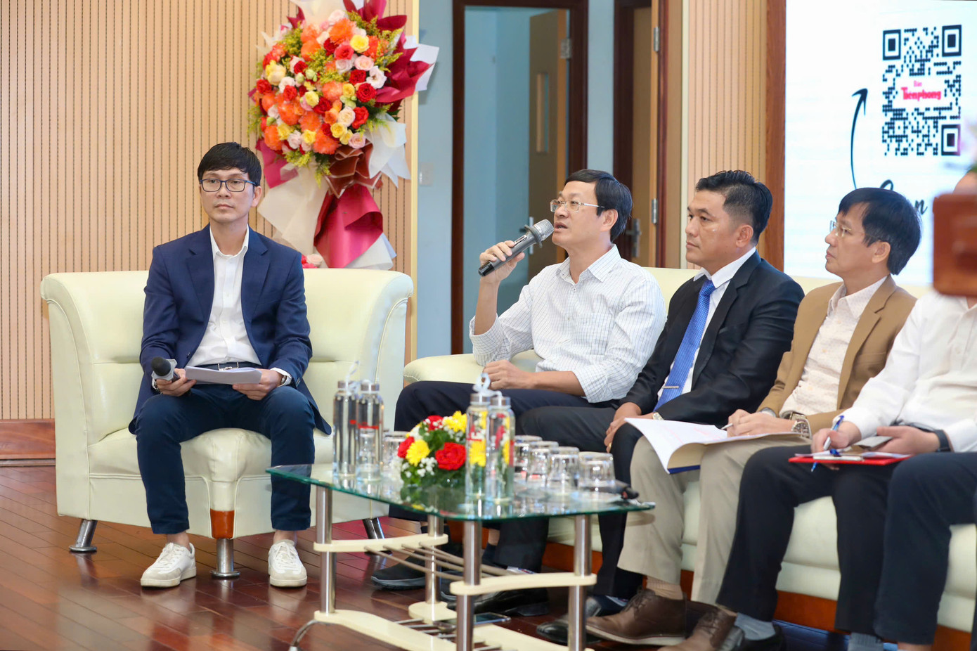 Các đại biểu tham gia thảo luận tại hội thảo. Các đại biểu tham gia thảo luận tại hội thảo.