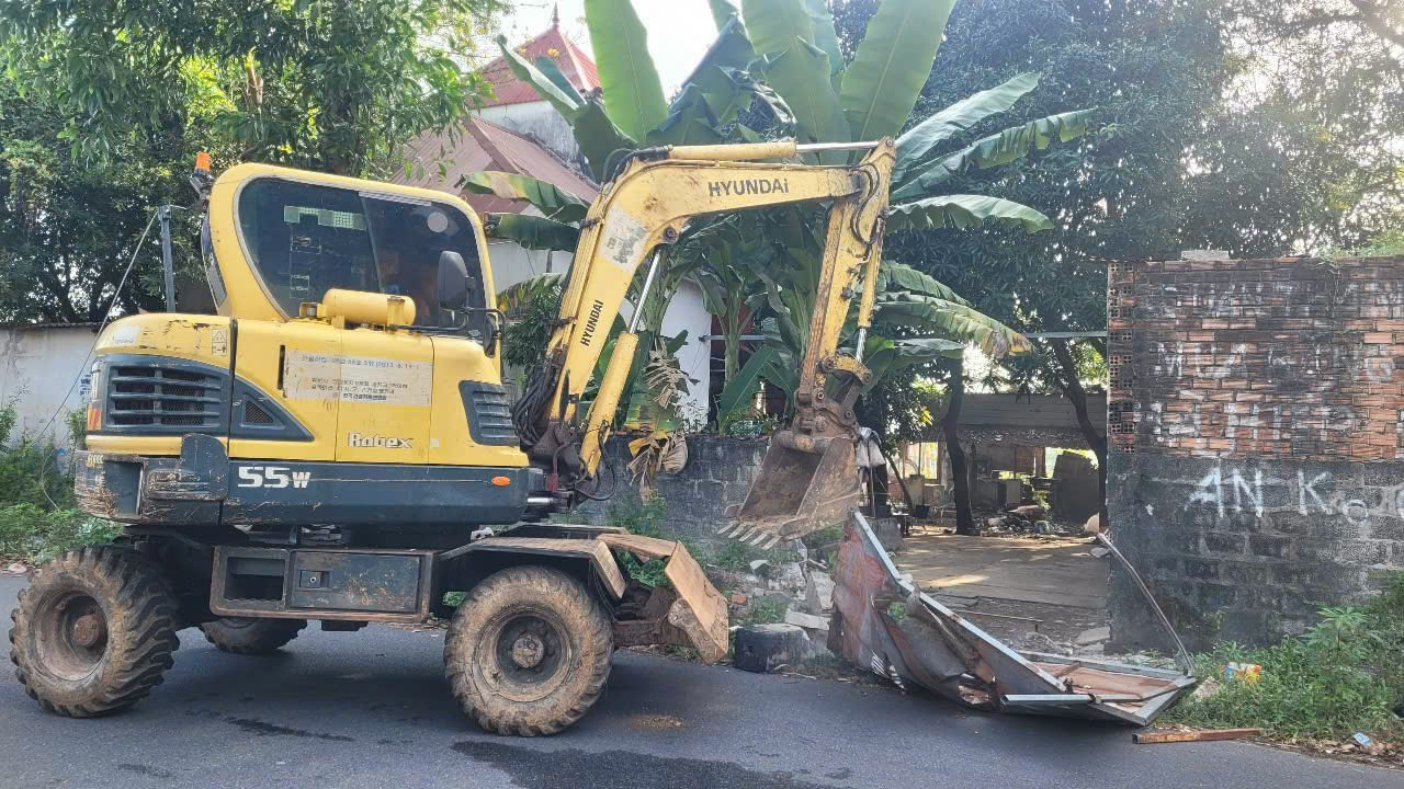 Xe múc đang tiến hành làm nhiệm vụ. Ảnh: Thời sự BRT.