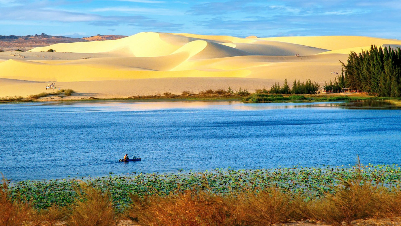 Danh thắng Bàu Trắng được xác định là biểu tượng độc đáo của Mũi Né. Danh thắng Bàu Trắng được xác định là biểu tượng độc đáo của Mũi Né.