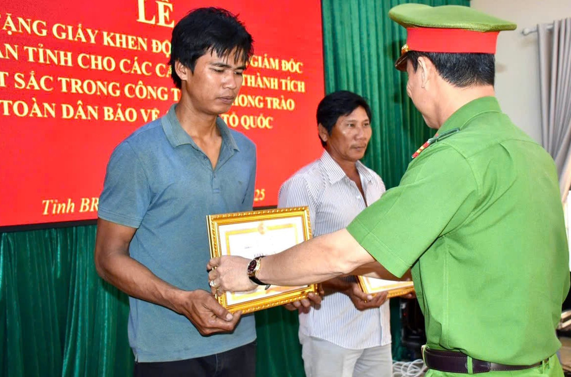 Đại tá Nguyễn Anh Hùng trao giấy khen cho 2 ngư dân. Đại tá Nguyễn Anh Hùng trao giấy khen cho 2 ngư dân.