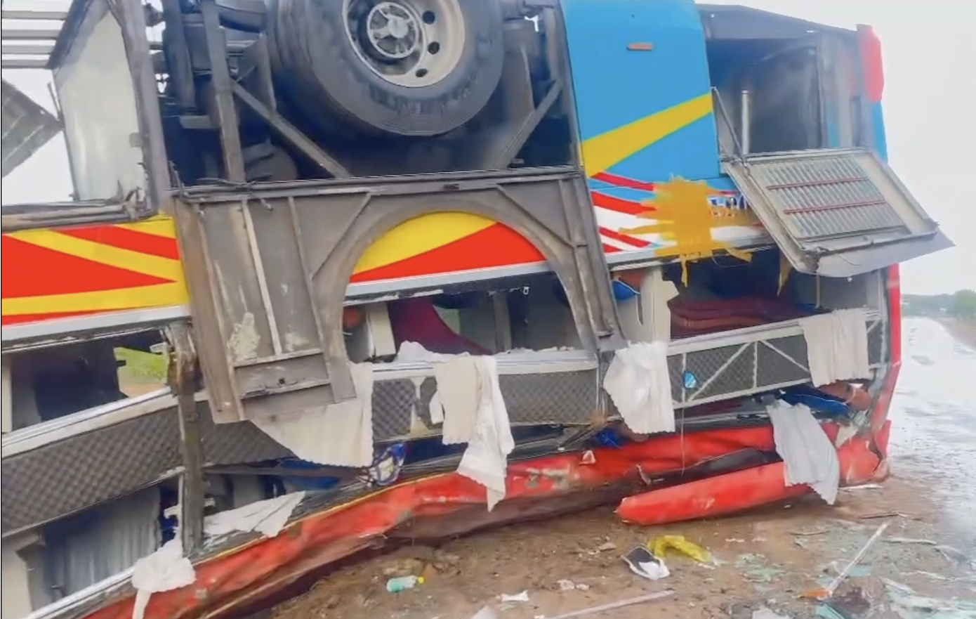 Xe khách ngửa bánh lên trời.