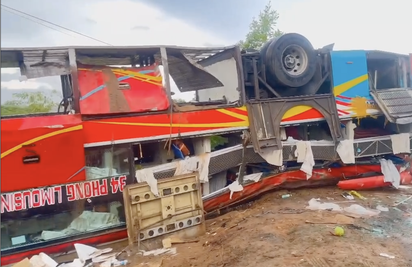 Xe giường nằm nát bươm, nằm phơi bánh lên trời.