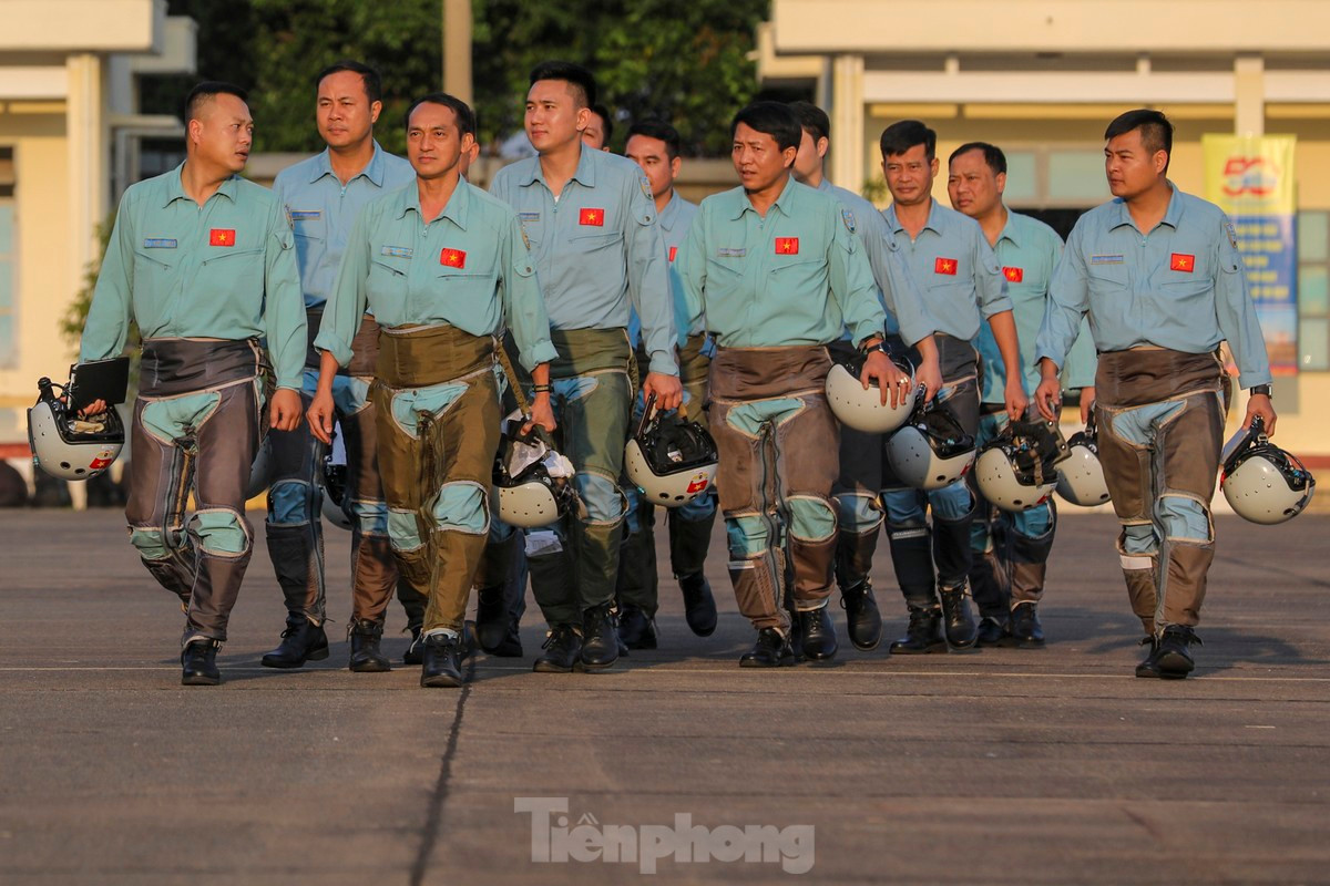 Sau khoảng 30 phút tập luyện, phi công điều khiển tiêm kích Su-30MK2 hạ cánh xuống đường băng, trở lại nơi xuất phát chuẩn bị cho chuyến bay kế tiếp sau đó khoảng hai giờ.