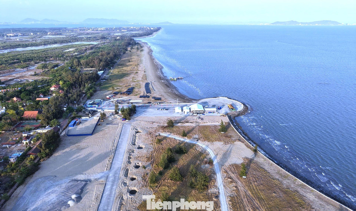 Tâm điểm là “Nhà hát Sóng Xanh - Blue Waves Theatre” với kiến trúc độc đáo do công ty tư vấn thiết kế nổi tiếng Gensler thiết kế. Công trình có quy mô lên tới 7 ha.