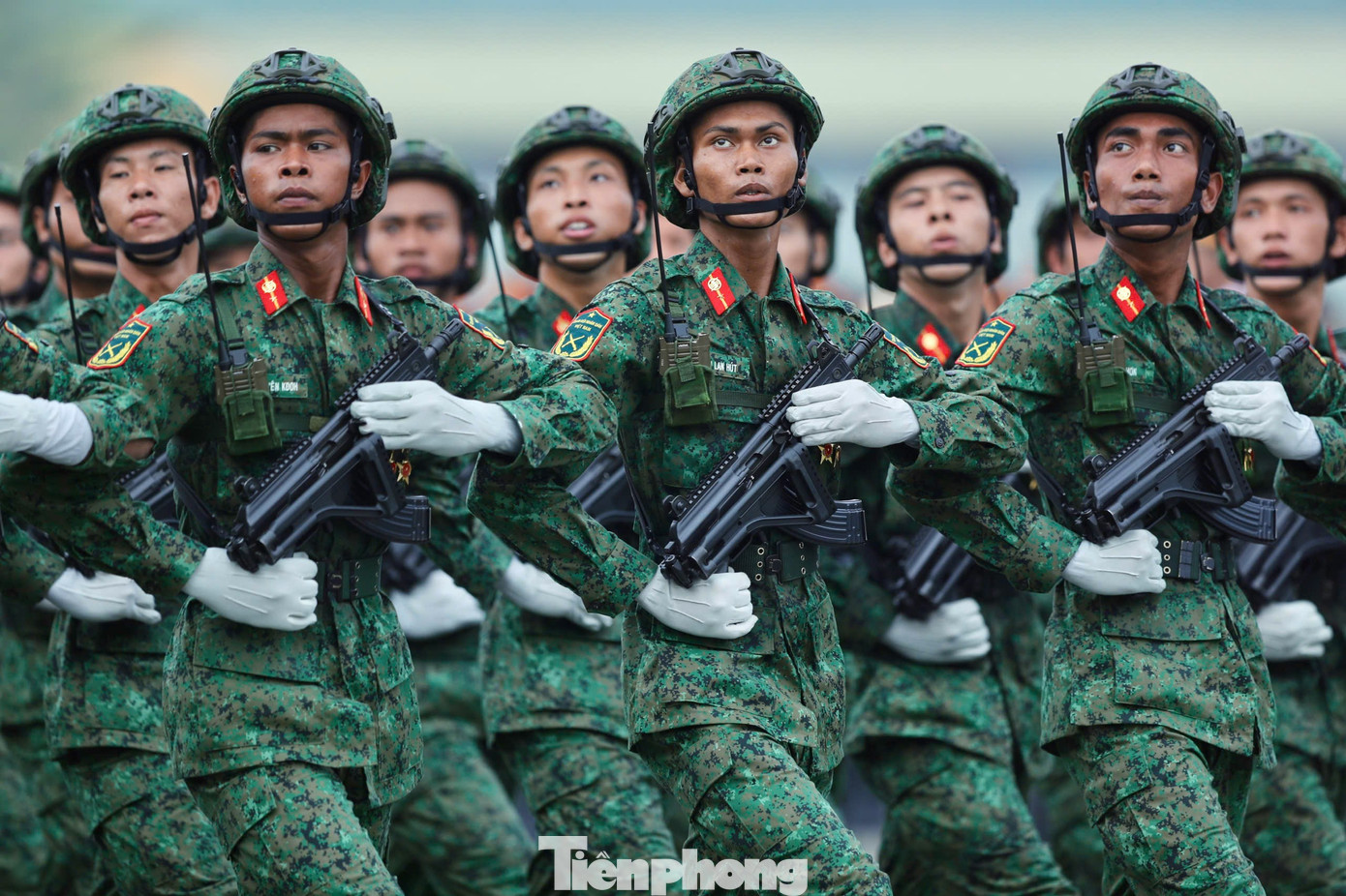 Trải qua từng giai đoạn, từ huấn luyện cơ bản, chuyên sâu, hợp luyện cụm đến tổng hợp luyện, hàng nghìn cán bộ, chiến sĩ luôn thể hiện tinh thần kỷ luật cao độ.