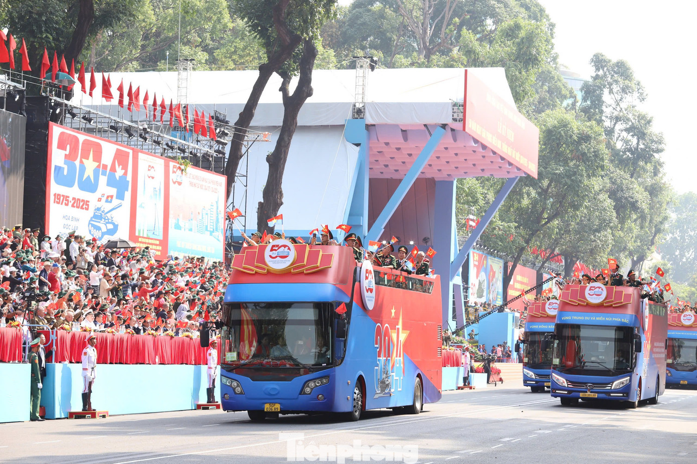 Khối các Anh hùng Lực lượng vũ trang nhân dân, Anh hùng lao động và nhân chứng lịch sử đại diện cho 63 tỉnh, thành. Đây là những tập thể, cá nhân có thành tích đặc biệt xuất sắc trong cuộc Tổng tiến công và nổi dậy mùa Xuân năm 1975.