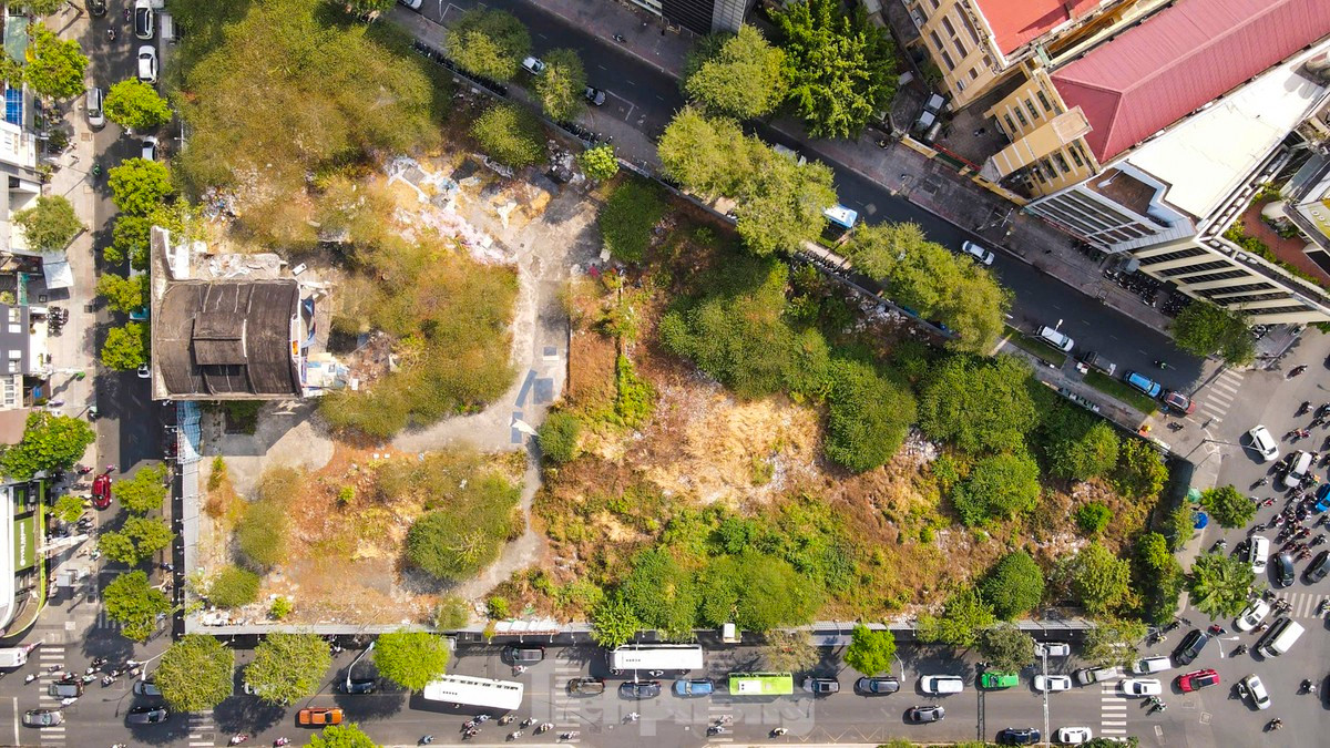 Khu đất vàng hơn 6.000 m2 tại địa chỉ số 2-4-6 Hai Bà Trưng (quận 1) cũng bị bỏ hoang đầy lãng phí trong nhiều năm qua. Ảnh: Duy Anh.