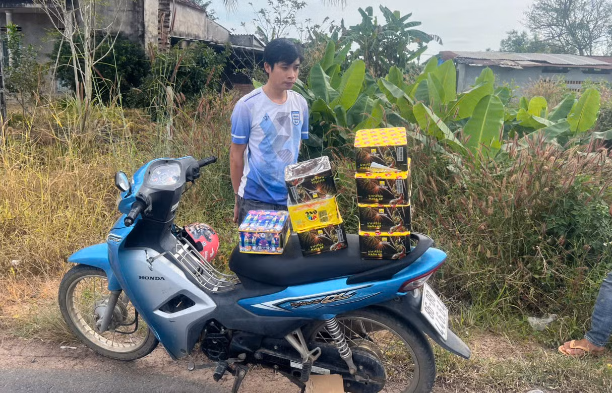 Đối tượng Nguyễn Văn Biên cùng tang vật. Đối tượng Nguyễn Văn Biên cùng tang vật.